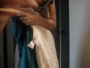 当着儿子的面裸体换衣服，这边姘头拍照