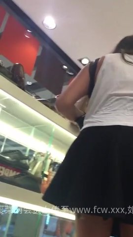 商店里偷拍到美女不穿内裤