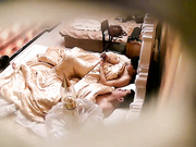 小旅馆偷拍精壮小哥搞少妇第一炮射身上休息一会继续干