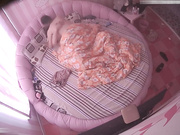 小旅馆情趣圆床偷拍午休偷情的中年男女男的一边搞一边看手机里的AV女的上位摇得很卖力