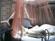 浪漫复古主题宾馆苗条气质漂亮美女与肌肉男开房啪啪啪先吃点KFC洗个鸳鸯浴床上换着花样爱爱有对白