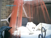 浪漫复古主题宾馆苗条气质漂亮美女与肌肉男开房啪啪啪先吃点KFC洗个鸳鸯浴床上换着花样爱爱有对白