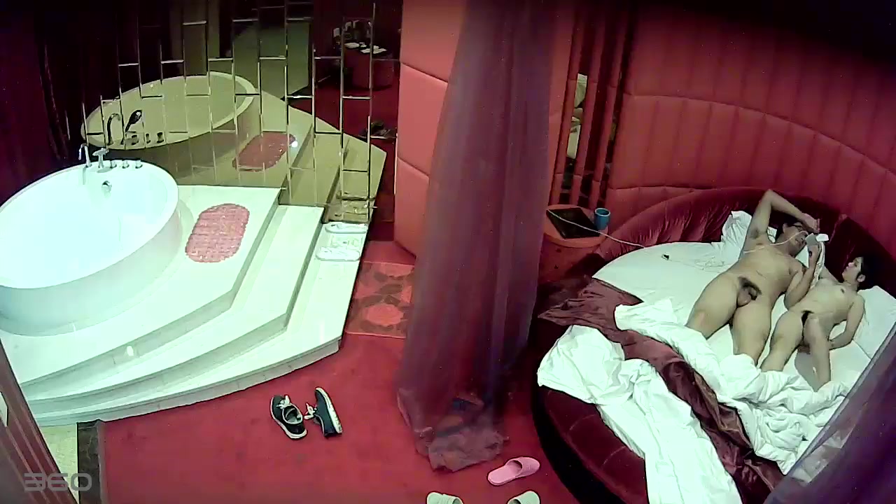 精品小酒店偷拍气质漂亮的短发良家人妻偷偷和单位领导偷情,没想到男的还不好意思,全靠女的主动,毛毛真旺!