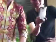 结婚席间恶搞喝得有点醉的新娘让她当众表演给新郎吹箫小表弟在一旁默默的疑视新娘姐姐