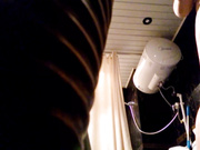 色狼房东出租房公共卫生间偷拍两个合租妹洗澡上厕所