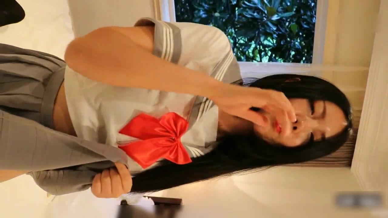 宅男福利非常骚浪的网红严XX学生装发骚挑逗没见过这么骚的小穴摸一下就淫叫不止720P高清