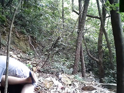 大爷小树林嫖妓付完钱迫不及待摸奶子站着干鸡巴插得不够深让小姐躺着插