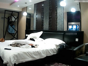 白衣黑裙长发气质大波美女与男友开房造爱很有情趣特意穿上古风红肚兜T裤战斗力增加啪啪啪打了好几炮