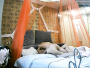 特别敏感的漂亮大眼美女酒店和新男友约会开始害羞玩手机鸡鸡插进去后爽的大叫,担心被人听见自己捂着嘴巴干!