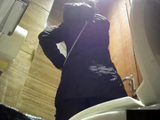 坐盗市最新流出酒店女厕偷拍有两个妹子很拽站在厕兜嘘嘘