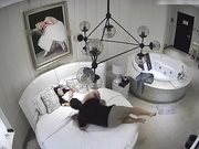 精品酒店偷拍文艺气质范的美女外表清纯没想到那么骚和中年男开房还闲床小操着不舒服,结果操的好像在求饶!