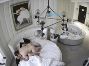 精品酒店偷拍文艺气质范的美女外表清纯没想到那么骚和中年男开房还闲床小操着不舒服,结果操的好像在求饶!