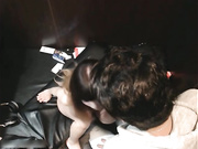 表姐偷偷站在表弟后面时发现他戴着耳机偷看A片正在打飞机结果惊呆了