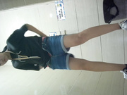 商场厕所全景偷拍 短牛仔粉内裤女店员 真是逼中极品