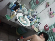 晚上无聊躲在出租屋窗外偷窥几个合租房的白领姐姐洗澡