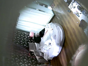 精品小旅馆偷拍身材不错的貌似大学生情侣白天开房啪啪搞完马上撤退