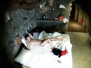 瘦弱小哥泡了个丰满大波女友去开房干累了吃外卖吃饱了给他来个冰火