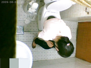 咪咪好挺的年轻美女内裤里面找半天 找完换衣服又化妆