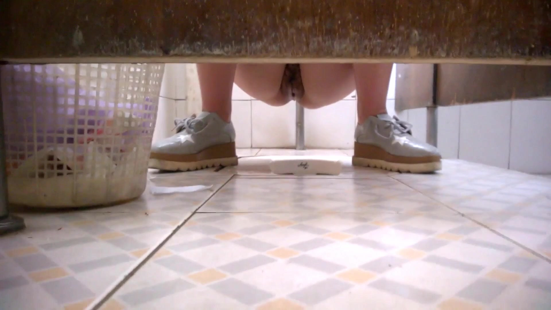 等了好久终于把梦实现,终于拍到天山雪莲般纯洁女神的私处,附朋友圈靓照