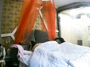 高颜值清纯小美女和大叔没有谈好能不能操第二次，被按倒爆插,操的太狠都把妹子干哭了!