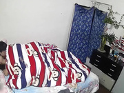 还是那对性趣相投的年轻小夫妻居家卧室床上床下各种啪啪啪瘦弱的老公很生猛干的爱妻急促娇喘叫老公