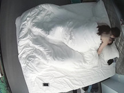 趣酒店水滴摄像头TP幸福屌丝男被年轻性欲强女友上位骑射爽完各自玩手机