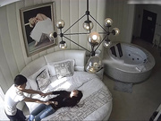 紧身牛仔裤美女和异地网友酒店私会,刚进屋男的就迫不及待的扒掉她裤子干她,连操了2次,美女一直说：轻点,轻点!