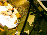 酒店TP漂亮大胸美女和情人开房啪啪,边玩手机边被干,第三次太猛都干哭了骚逼淫荡对白