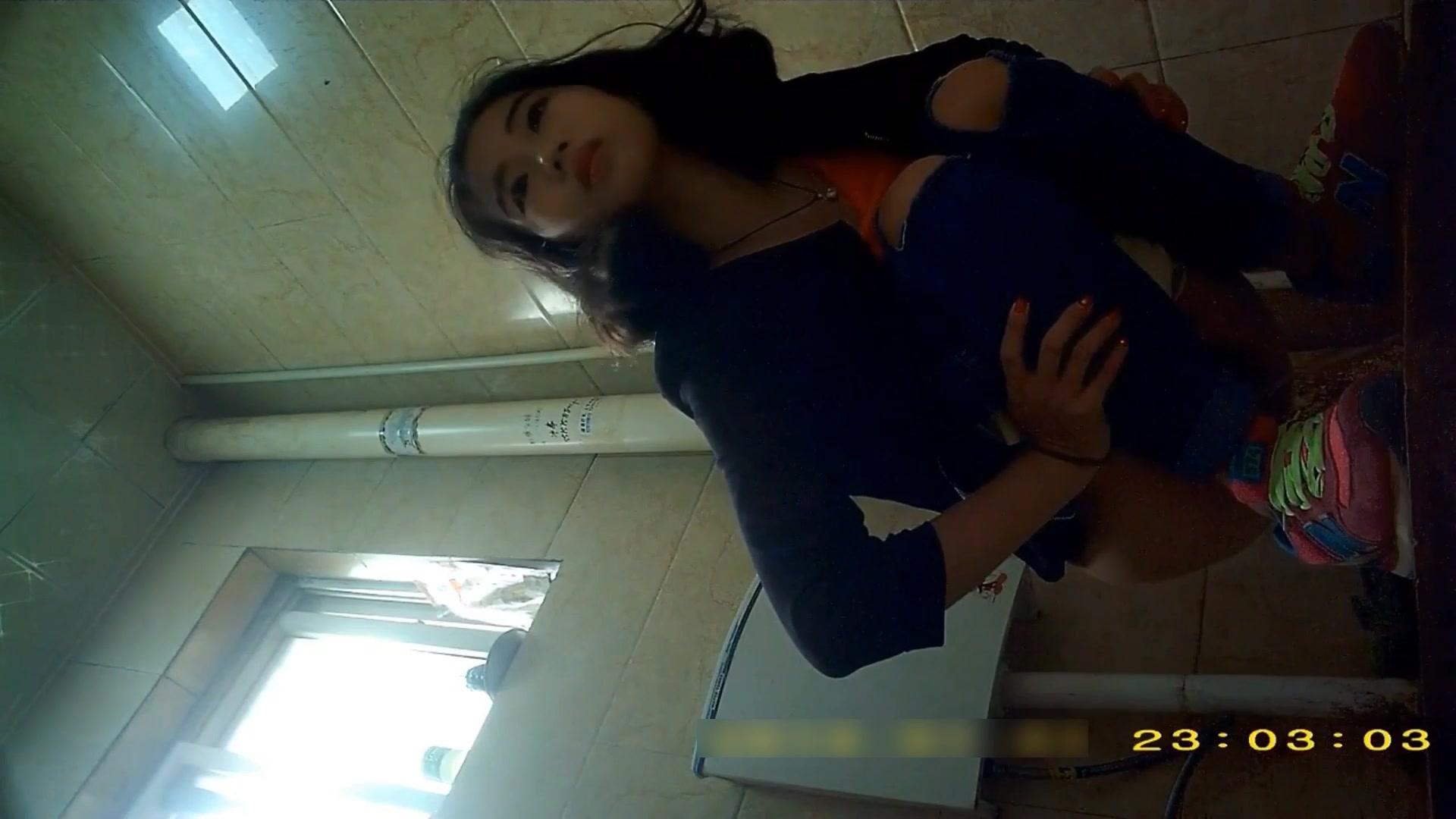 某站最新流出女厕高清露脸几个高颜值美眉戴名表潮妹的卫生纸擦完鼻子再擦逼