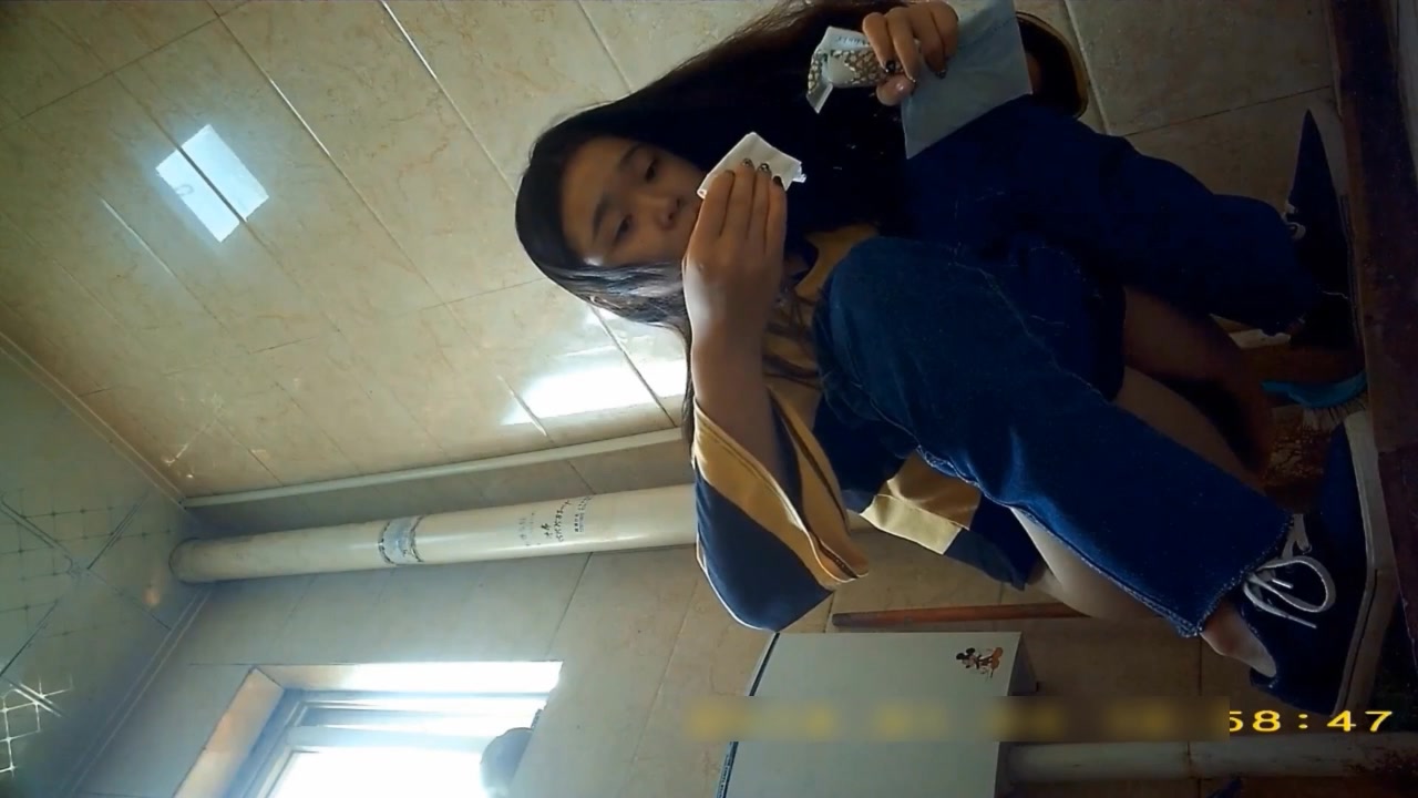 外站最新流出作品-某高校公共女廁拍攝 貌似逼逼得還未開苞