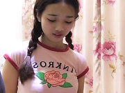 好嫩的妹子露脸两个辫子真可爱，非常乖巧听话小屁股真带劲，让她跪着给我舔大鸡巴暴力插入，后入真紧呻吟可射