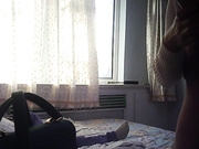 约朋友做保险的美女表妹家中谈事,故意挑逗脱她裤子操她,妹子说：你要这样,那我走了,你不认识我,我也不了解你!