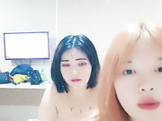 年轻男女们干小萌妹群P啪啪秀 年纪都不大 却已很会玩