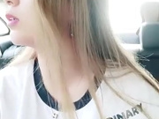 颜值不错的小骚逼被大哥接出来去啪啪，半路就受不了在桥下让她口交，直接射她一口浓精真刺激，骚逼特写自摸奶子