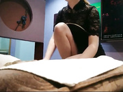 龙哥桑拿会所叫位新来的美女技师服务时不让碰,把公关经理叫来加钱想干她,不同意带到3楼找位更漂亮的美女服务!