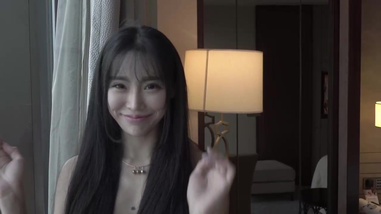 极品女神嫩模『草莓兔兔』酒店诱惑露点 细腰翘臀大长腿，眼神魅惑勾人