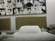 “包夜可以让你多来2次,还是先给钱吧”,漂亮美女小姐谈好价钱后就被中年男扒光衣服掰开双腿狠狠抽插,阴毛又黑又旺