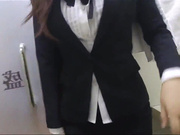 性感美女白领刚下班就到酒店和情人私会,干的正激烈突然接到领导电话让汇报工作,边操边说太刺激了