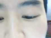 约了个牛仔裤高颜值苗条妹子啪啪，蒙上眼睛干中途叫朋友来轮流操