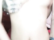 楚楚可怜的妹子既要劈柴干活，还要满足老公的性需求真可怜