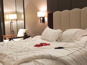 约操极品白嫩美女激情做爱 穿着红色睡衣就把她推倒 各式姿势无套爆操 这身材我给满分