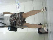 长发及腰的气质美女穿连体群上厕所 光脱个衣服都要半天时间