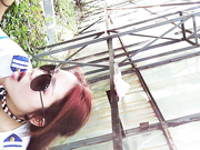 四眼仔和漂亮空姐制服美女大白天在绿化带广告牌后面啪啪口爆吞精