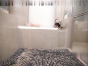 白富美极品性感美少妇寂寞难耐洗澡时被司机偷看后竟直接把他叫进来吃鸡巴啪啪,趴在露天窗户上一字马狠狠干,国语!