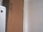 厕所提前安装摄像头，调好角度偷拍美女上厕所尿尿