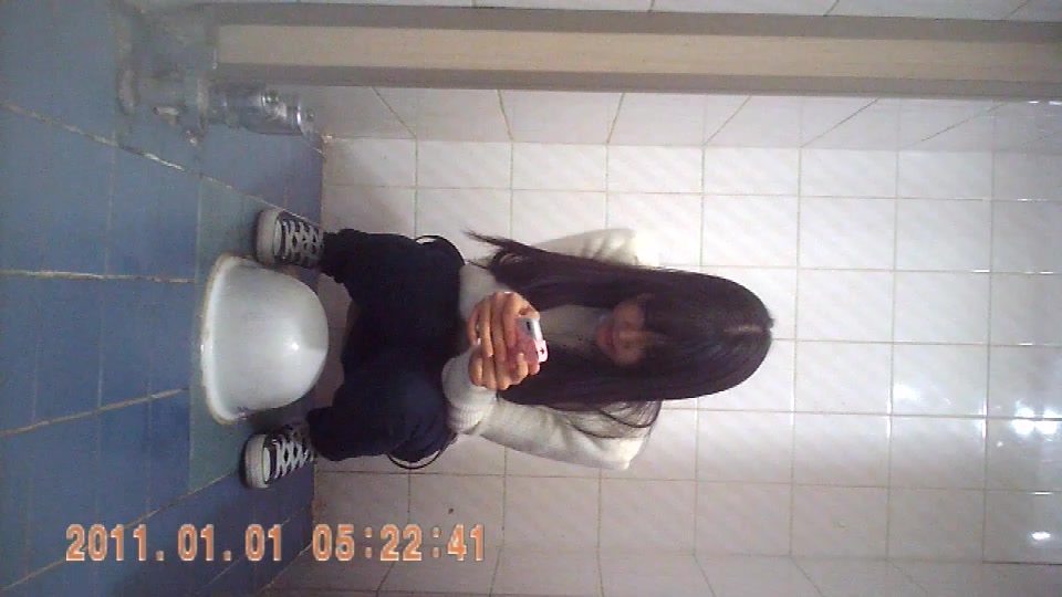 上大学时偷拍到的绝色校花,稀疏黄阴毛和两片肥厚大阴唇被透明内裤包裹着越看越兴奋