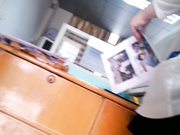 上班时间看到单位女同事打印材料 趁机抄到白丁字内内