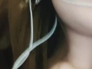 小骚逼露脸性感的红唇灵活的舌头裹着龟头好刺激，开档丝袜主动上位揉捏着奶子让小哥爆草骚逼水多高潮完事洗逼