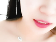 淫乱的小少妇露脸跟小哥约啪直播表演，骚浪的呻吟吃鸡巴前玩道具先尿一泡吗，被大哥各种爆草抽插听狼友指挥