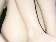 00后苗条身材妹子和男友啪啪，沙发撩起衣服让男友撸硬掰穴等待插入，快速抽插口交舔弄